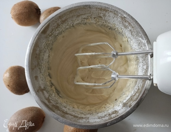 Миксером взбить яйца с сахаром. Добавить масло, рикотту, муку, ванилин и разрыхлитель. Перемешать.