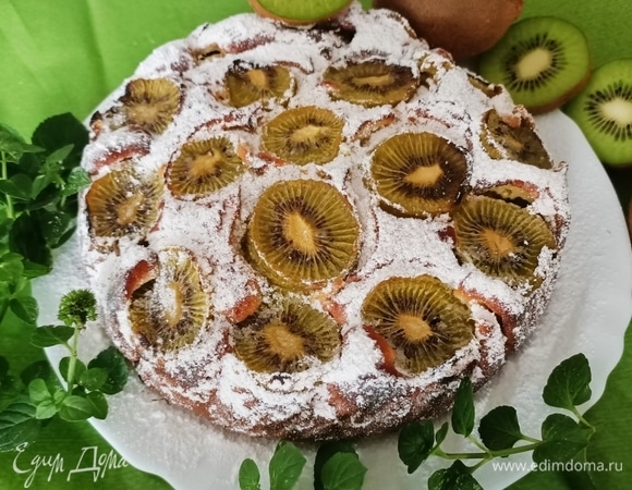 Выпекать пирог в предварительно разогретой до 180°C духовке в течение 35–40 минут. Готовность проверить деревянной палочкой. Пирог остудить, посыпать сахарной пудрой и подавать. Приятного аппетита!