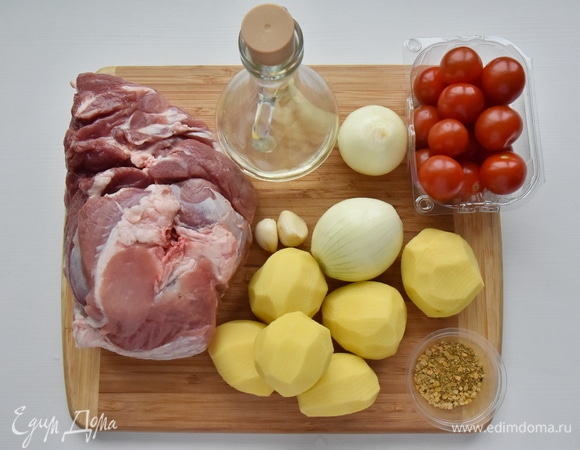 Готовлю продукты. Овощи очищаю. Нарезаю крупными дольками картофель. Лук режу полукольцами, чеснок и зелень измельчаю.