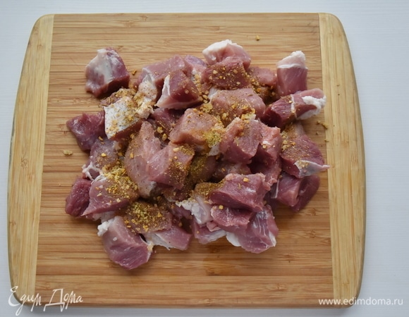 Мясо нарезаю кубиком среднего размера. Пересыпаю сванской солью.