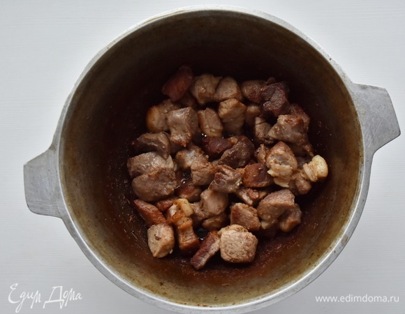 В казане разогреваю часть растительного масла и обжариваю свинину до подрумянивания со всех сторон. Затем перекладываю мясо в миску.