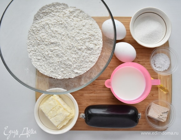 Готовлю продукты. Муку просеиваю через сито. При использовании сухих дрожжей уменьшите количество в три раза, т. е. возьмите 7 г. В данном рецепте использую готовую маковую начинку из магазина.