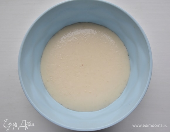Для опары подогреваю молоко в микроволновой печи в течение 1 минуты, растворяю в нем свежие дрожжи и сахар. Добавляю 3 ст. л. муки и перемешиваю. Накрываю миску с опарой кухонной салфеткой и оставляю в теплом месте до активации дрожжей.