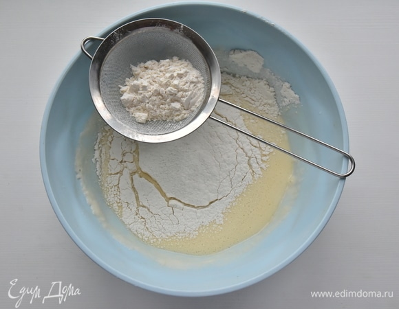 После увеличения опары и образования на ней пенной шапочки добавляю в нее соль, яйца, растопленное сливочное масло, ванильную эссенцию и оставшуюся муку. Замешиваю тесто.