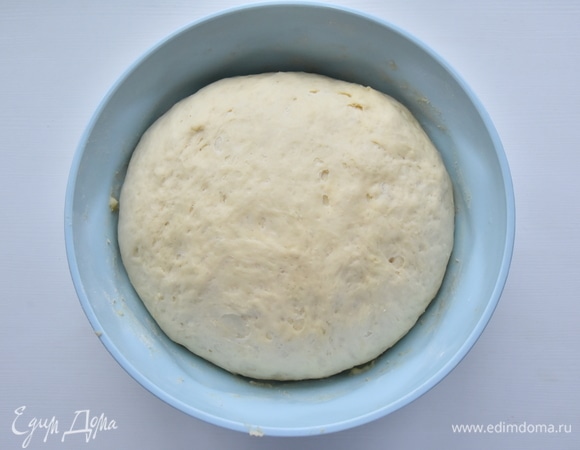 Накрываю миску с тестом пищевой пленкой и оставляю в теплом месте для подъема. После первой обминки даю тесту подняться второй раз.