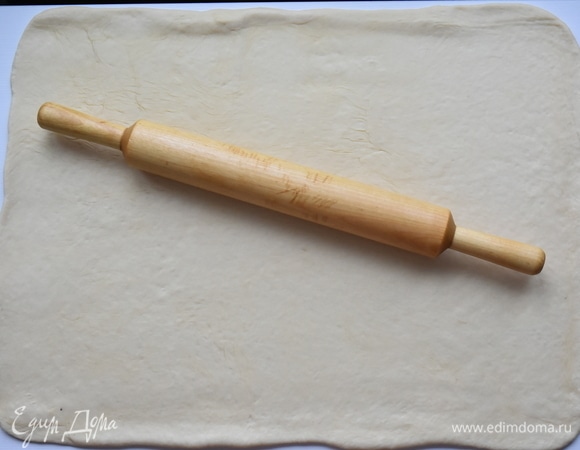 Раскатываю тесто в прямоугольник на подпыленной мукой поверхности.