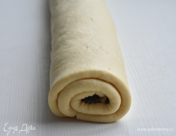 Скручиваю тесто с начинкой в рулет.