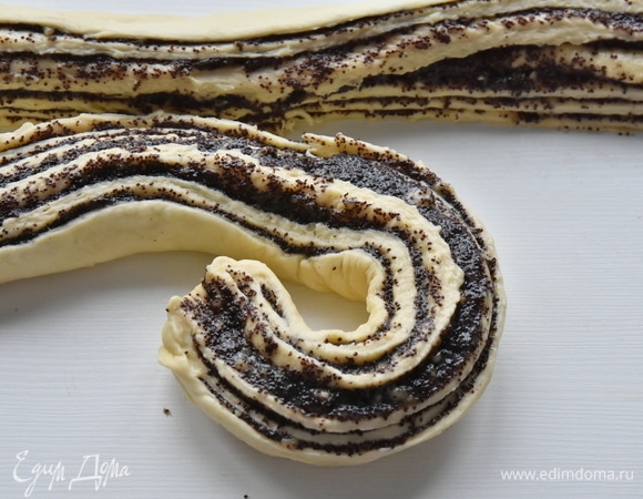 Разрезаю рулет вдоль пополам.