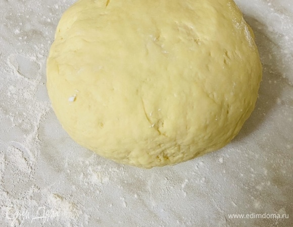Взбить яйцо с сахаром и солью до однородности. Затем добавляем масло (мягкое, комнатной температуры) и творог (мелкозернистый). Просеянную муку смешать с разрыхлителем, творожной массой и замесить тесто.