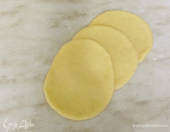 Вырезать кружочки по 7–8 см в диаметре. 3 кружочка положить внахлест друг на друга так, чтобы только край одного прикрывал край следующего.