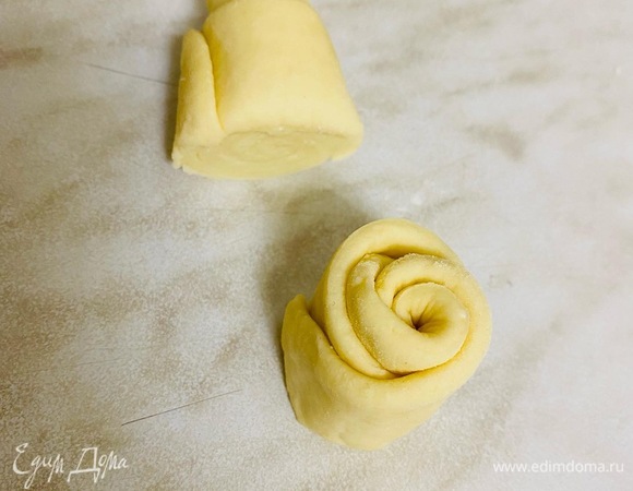 Разрезать трубочку поперек на 2 равные части. Расправить «лепестки».