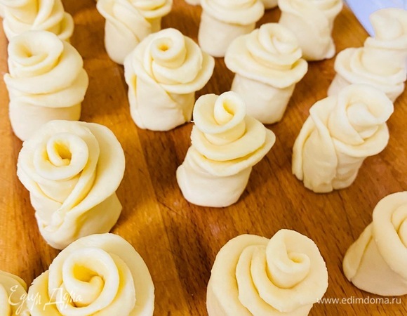 На противень, покрытый пергаментом, раскладываем «розочки» на небольшом расстоянии друг от друга.