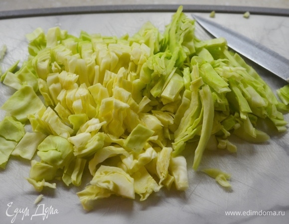 Капусту нарежьте соломкой.