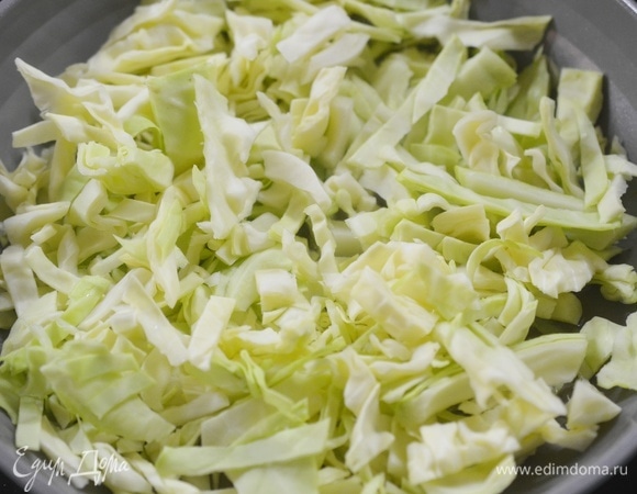 В сковороде разогрейте масло, добавьте капусту.