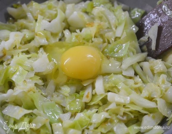 Вбейте яйцо.