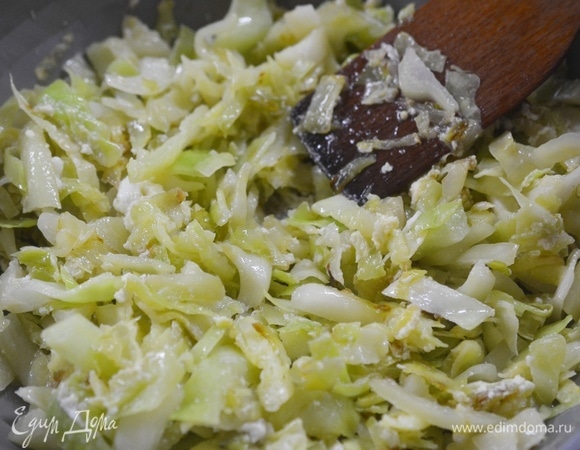 Сразу же начните интенсивно перемешивать капусту с яйцом. Готовьте еще около 5 минут.