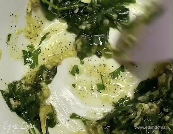 Смешиваем оливковое масло, натертый чеснок, черный перец и рубленую петрушку.