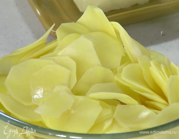 Картофель почистить, нарезать тонкими кружками и замочить в воде.