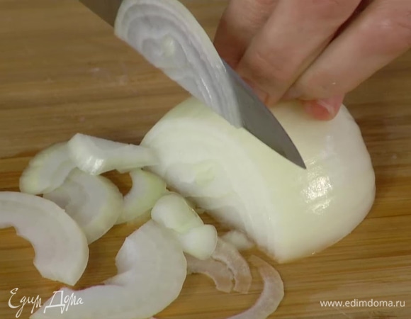 Лук почистить и нарезать полукольцами.