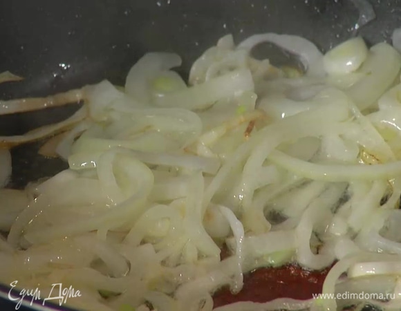 В небольшой сковороде разогреть оливковое масло и обжарить лук до золотистого цвета.