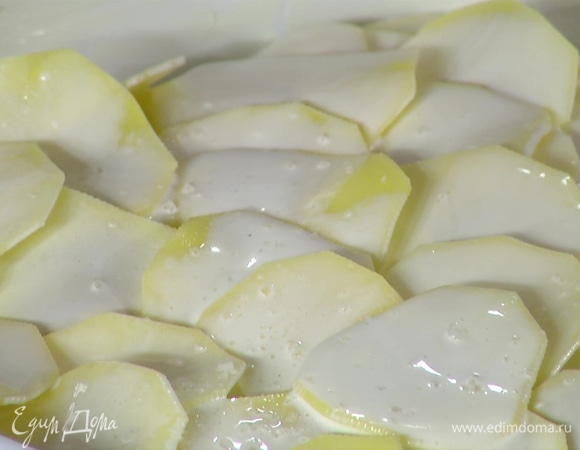 Залить все сливками, посолить и запекать в разогретой духовке 40–50 минут до готовности.