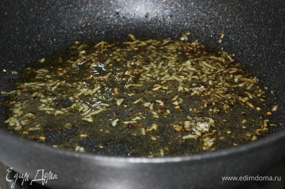 Чеснок очистите, натрите на мелкой терке. В глубокой сковороде разогрейте оливковое масло, добавьте орегано и чеснок, прогрейте все вместе 20–30 секунд.