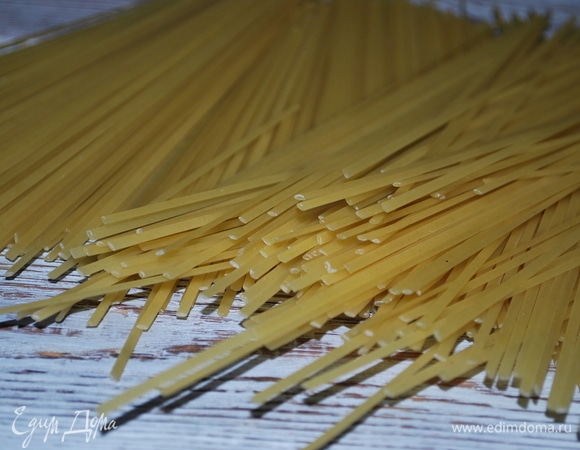 Макаронные изделия баветте отварите в большом количестве воды до состояния альденте, посолите по вкусу. Откиньте на дуршлаг.