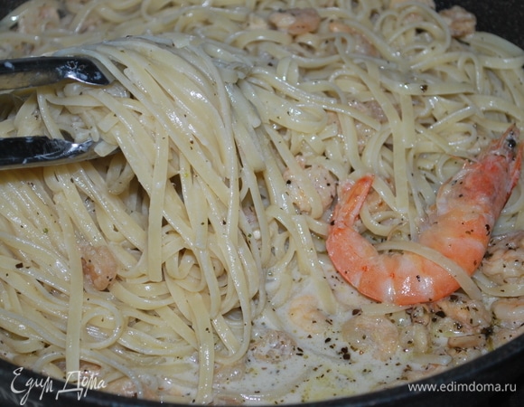 Готовую пасту добавьте к соусу, прогрейте все вместе в течение 1 минуты.