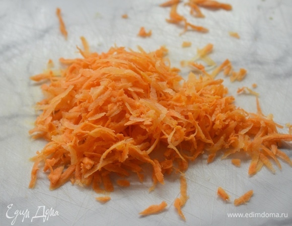 Морковь почистите, натрите на крупной терке.