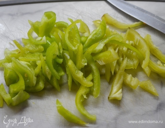 У перца удалите семена, нарежьте полосками.