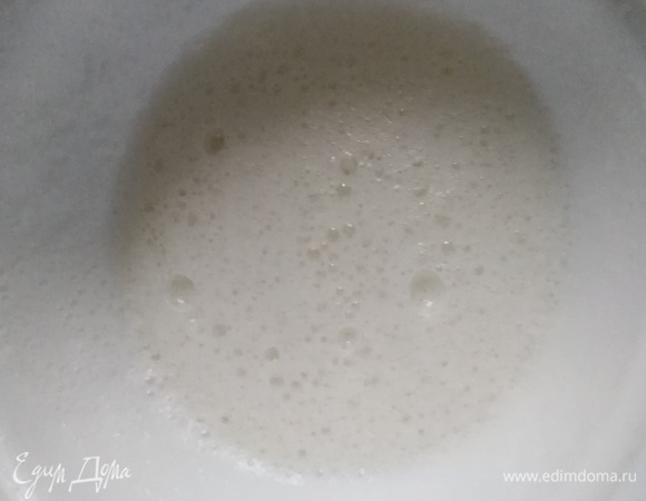 Белки отделить от желтков. В белки добавить соль, взбить блендером.