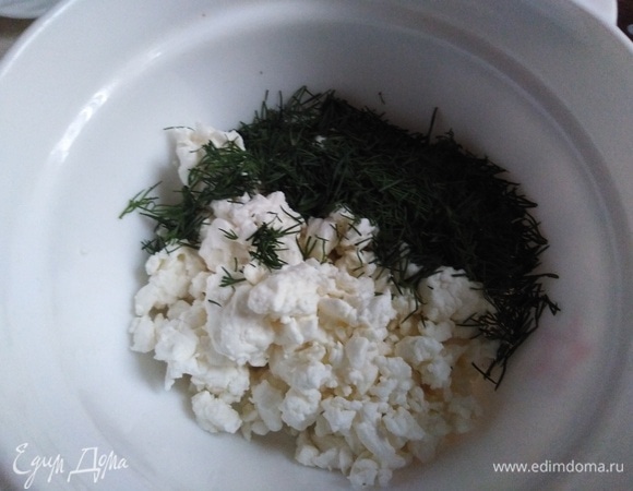 В творог добавить укроп. Размять.