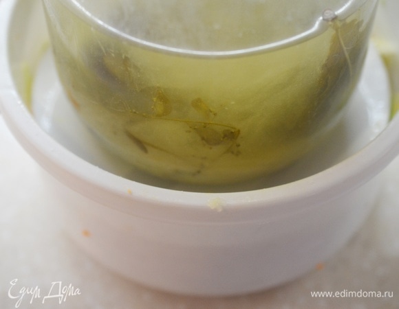 Все перемешайте, накройте тарелкой и поставьте под гнет минимум на 2 часа. Лучше часов на 5–6.