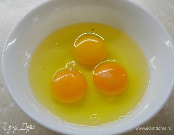 Яйца вбейте в миску.