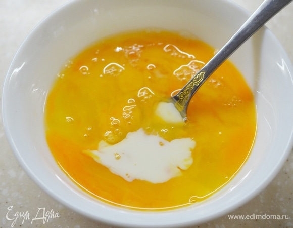 Влейте молоко и еще раз размешайте.