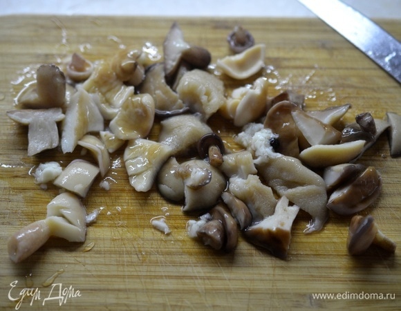 Если грибы крупные, нарежьте их помельче.
