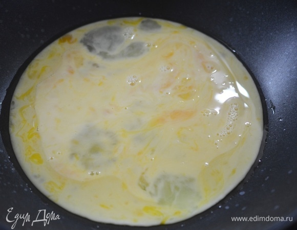 В сковороде разогрейте масло, влейте омлетную массу.