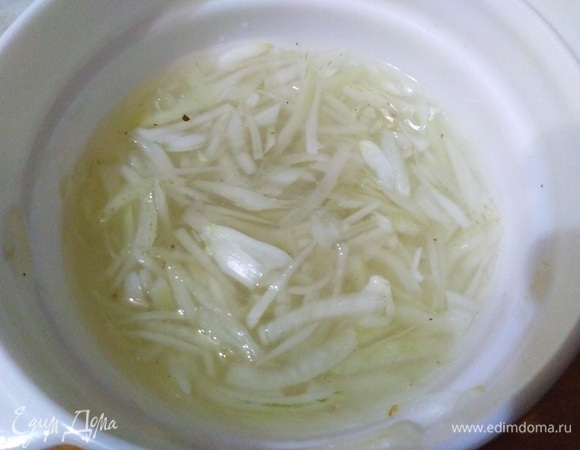 Лук нарезать, обдать кипятком, а затем — ледяной водой. Залить стаканом воды, добавить 1 ч. л. сахара, 1/4 ч. л. соли, 1 ст. л. уксуса 9% и немного свежемолотого перца. Оставить мариноваться на 15 минут.