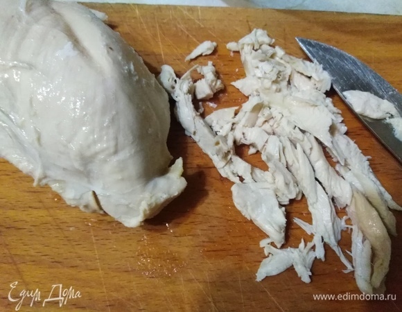 Куриную грудку отварить в подсоленной воде с лавровым листом и душистым перцем. Дать остыть в бульоне.
