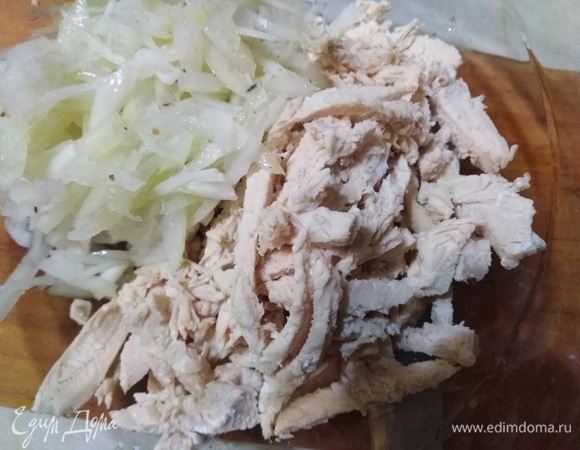 Охлажденную куриную грудку нарезать, соединить замаринованный лук с курицей.