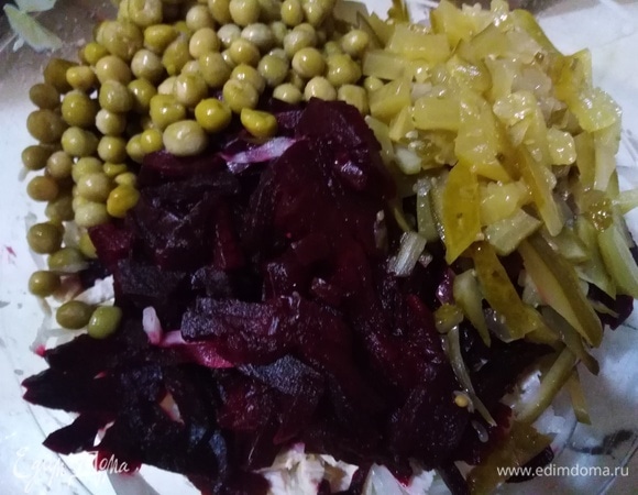 Добавить отварную нарезанную свеклу, зеленый горошек и нарезанные маринованные огурцы.
