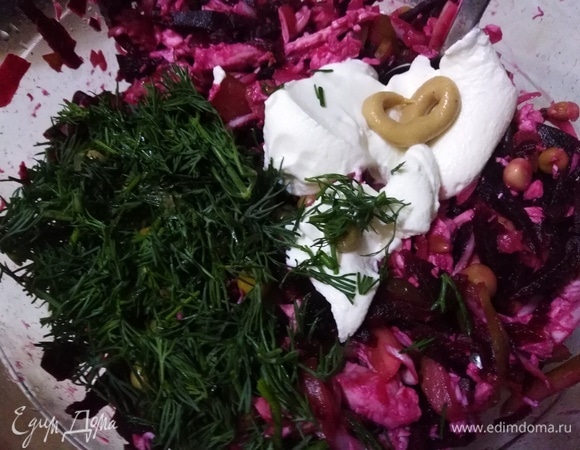 Перемешать, добавить сметану, если требуется — соль, горчицу, укроп. Перемешать. Дать настояться в течение 30 минут.