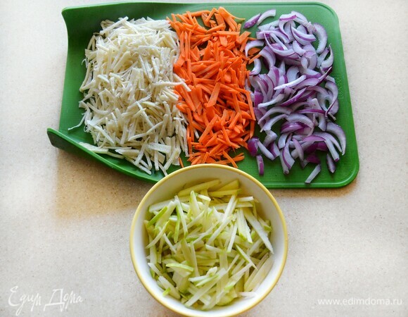 Морковь, кольраби, яблоко необходимо вымыть, почистить и нарезать тонкой соломкой. Лук почистите и нарежьте тонкими перьями.