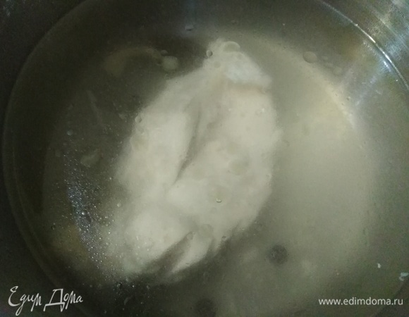 Куриную грудку отварить в подсоленной воде с лавровым листом и душистым перцем. Мясо вынуть из бульона, нарезать.