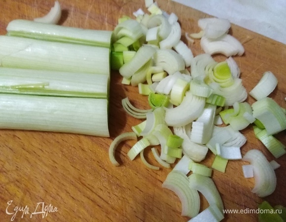В кипящий бульон добавить лук-порей.