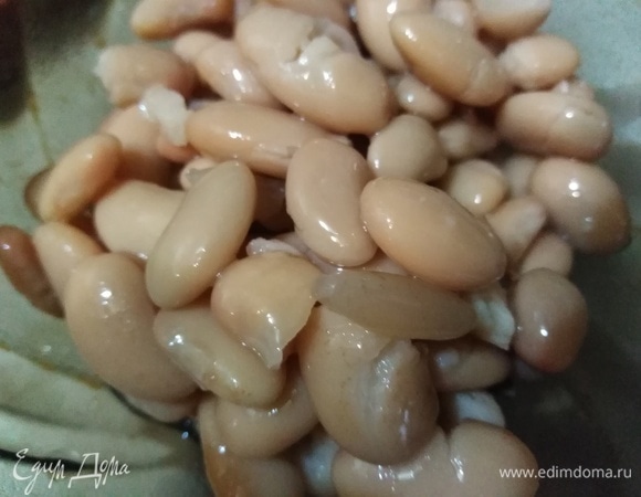 Затем — фасоль (жидкость предварительно слить). Варить 10 минут.