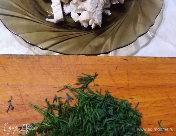 В суп добавить нарезанный укроп и куриную грудку. Довести до кипения, выключить.