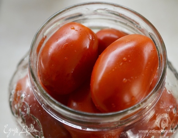 Очень плотно уложите в банку. Положите на стол сложенное в несколько раз кухонное полотенце и интенсивно постукивайте по столу банкой. Так вы освободите в банке гораздо больше места. Банку можно не стерилизовать.