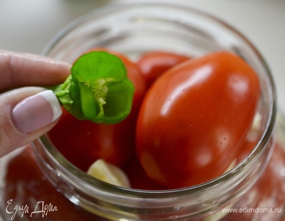 Дольку перчика чили.