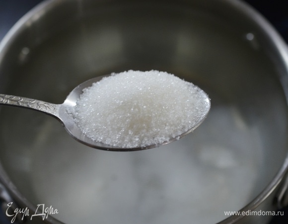 Вскипятите воду, добавьте соль, сахар, дождитесь их растворения и охладите.